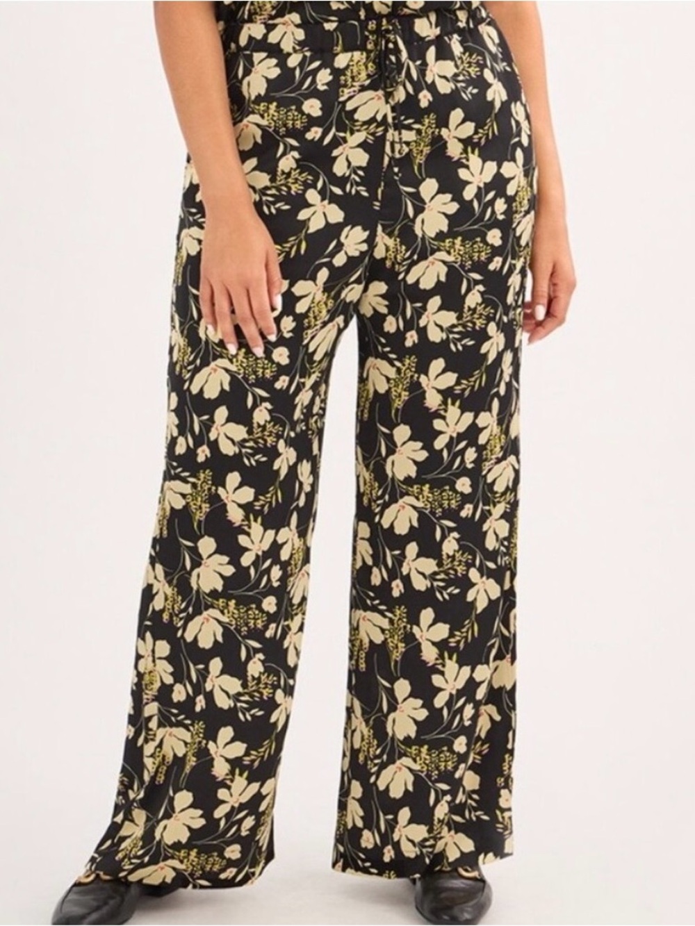 Cabi Set Up Pants - Relaxed
Fit High Waist Wide Leg